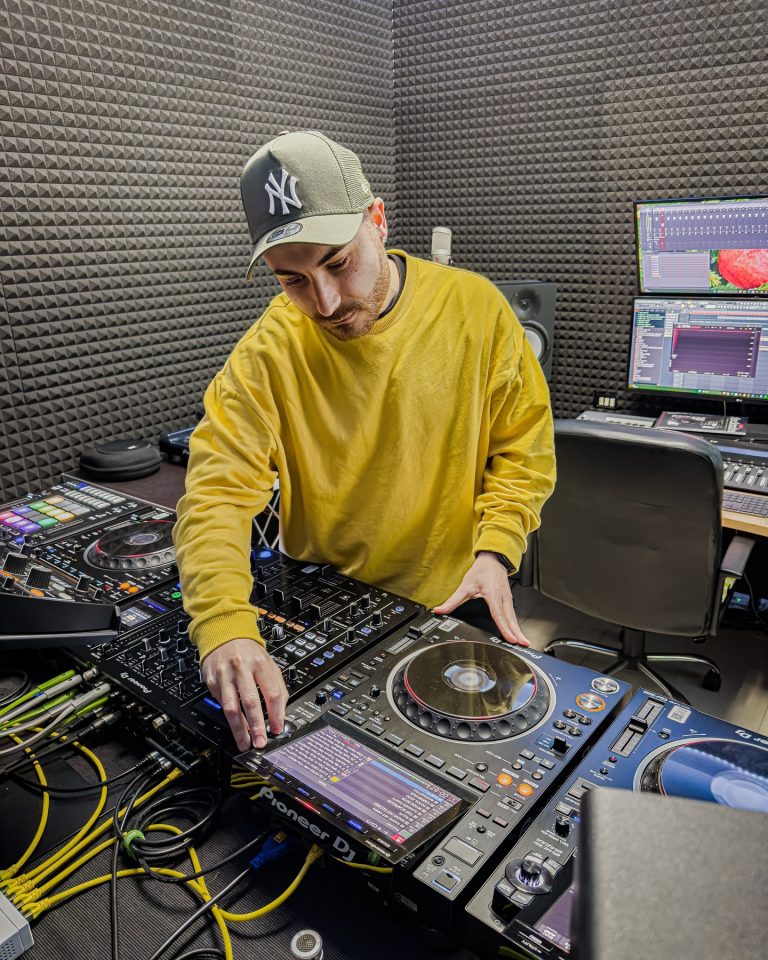 Instagram post from fenuroberto. This post is in position 14.